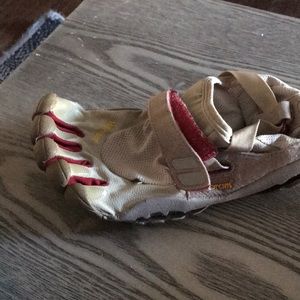 Toe shoes-vibram size 42 smell new still